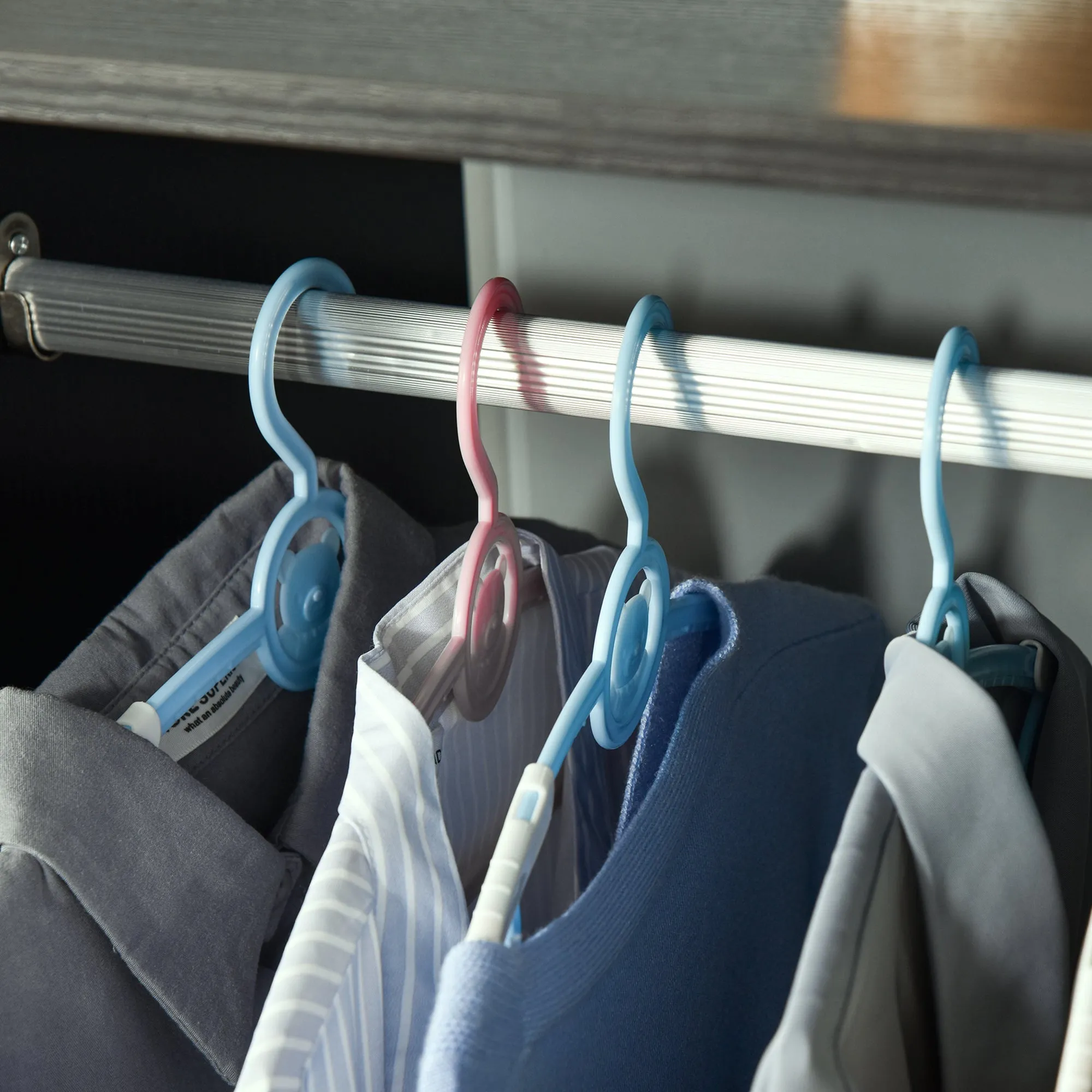 HOMCOM Clothes Hanger with Aluminum Bar and 2 Open Shelves, in Chipboard, 60x40x128 cm, Black